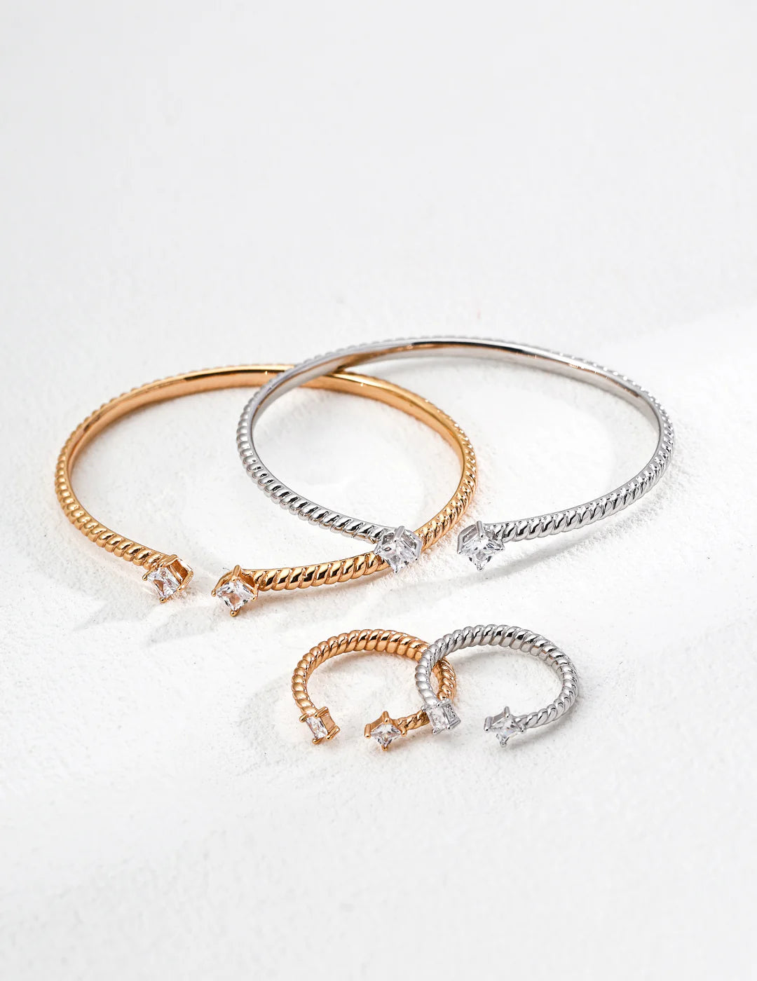 Anillo minimalista ajustable con circonita