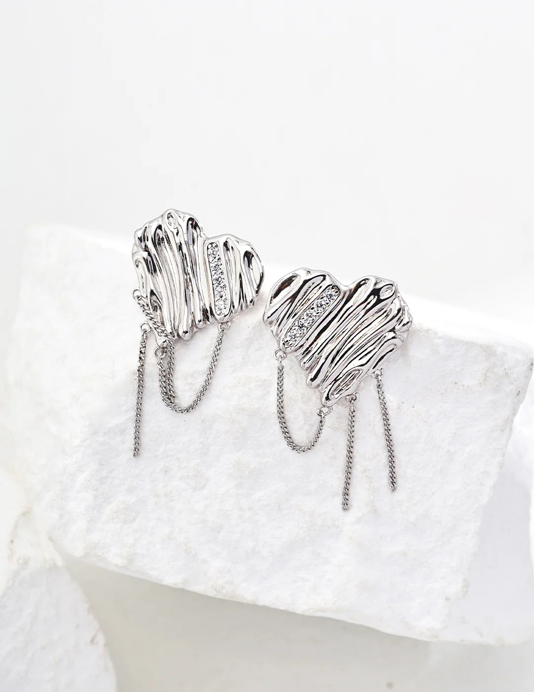 Pendientes en forma de corazón con circonita.