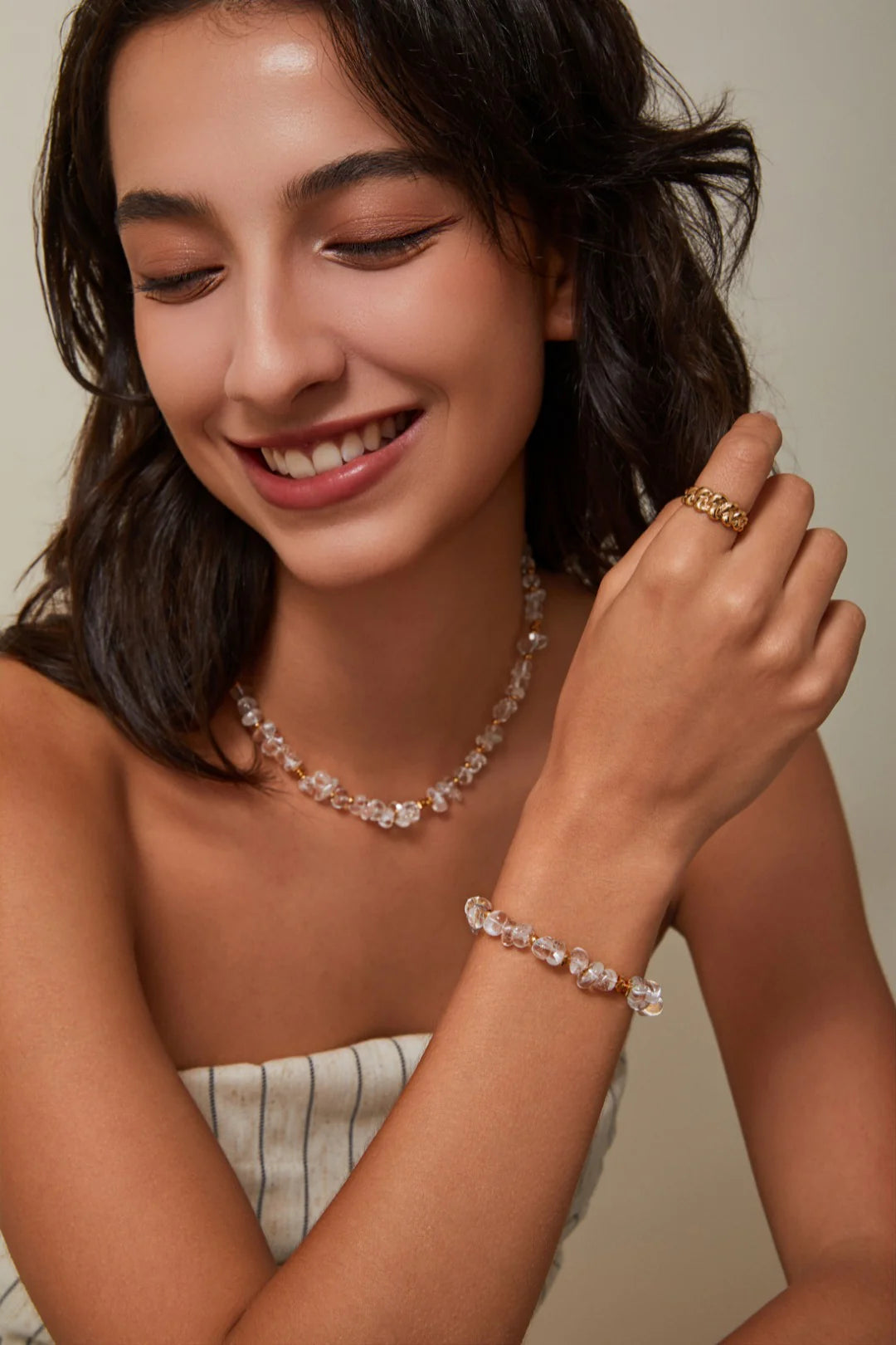 Pulsera de cuentas doradas y cristal blanco