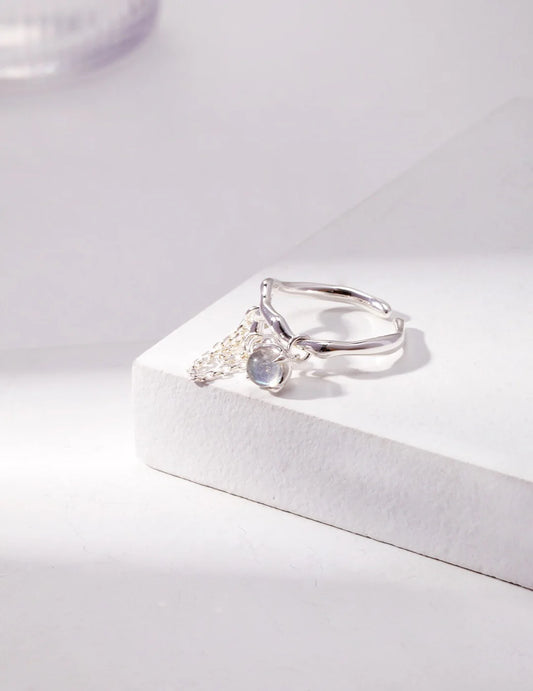 Anillo con piedra luna gris