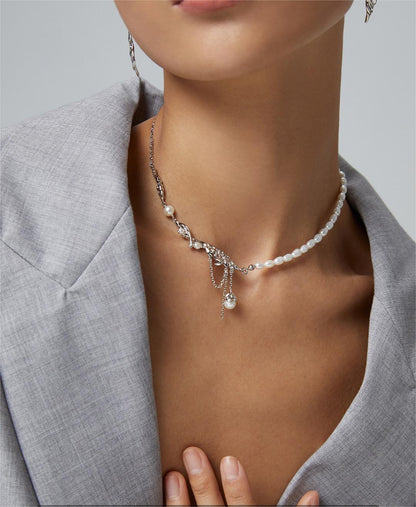 Collar de perla con colgante en forma de pluma