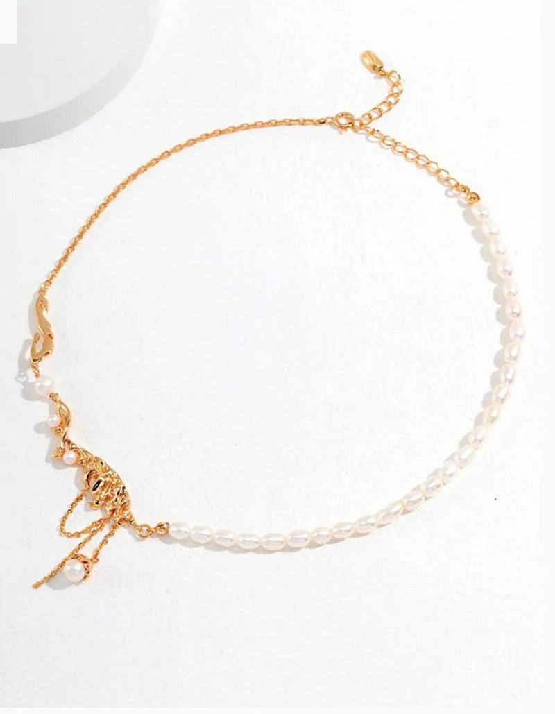 Collar de perla con colgante en forma de pluma