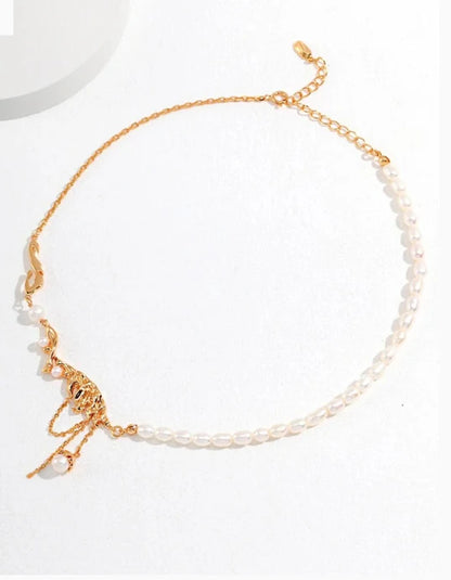 Collar de perla con colgante en forma de pluma