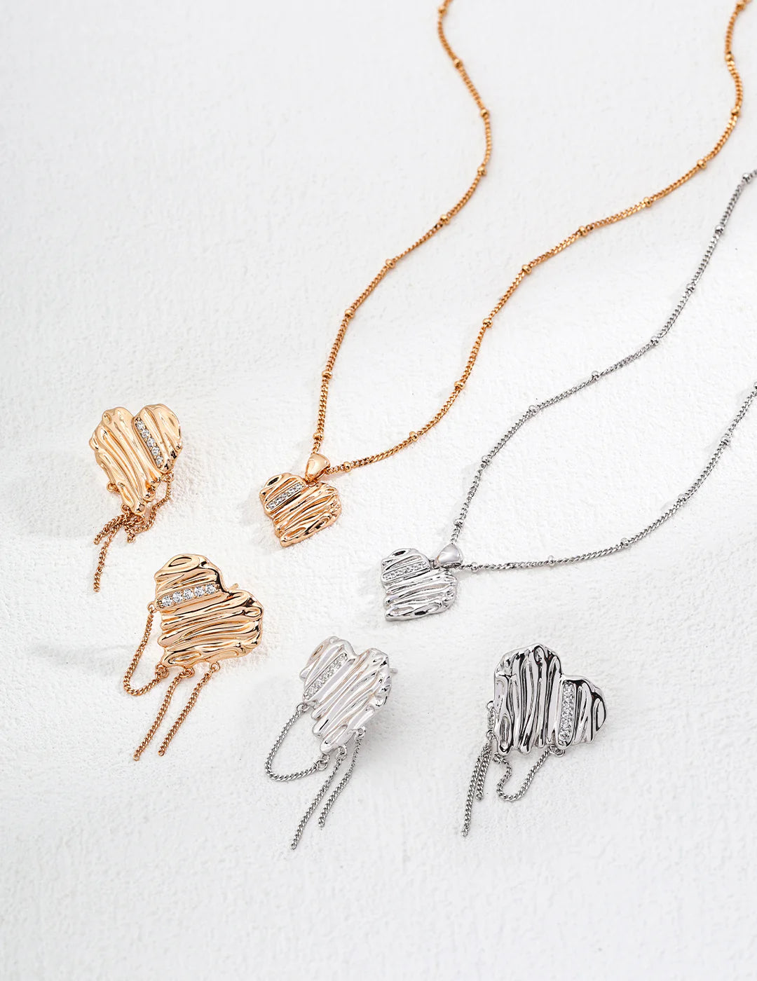 Pendientes en forma de corazón con circonita.