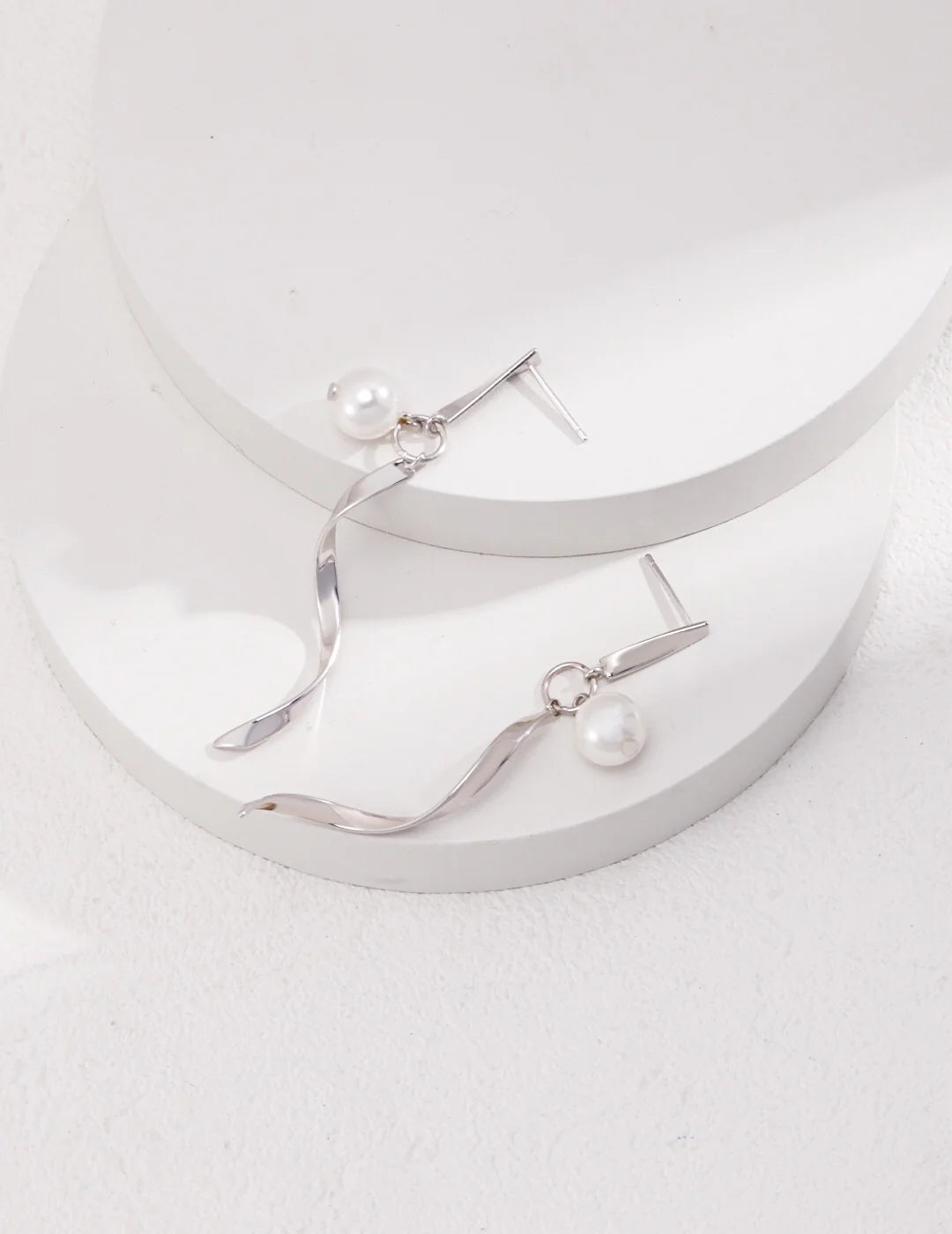 Pendientes vintage geométricos en espiral con perla