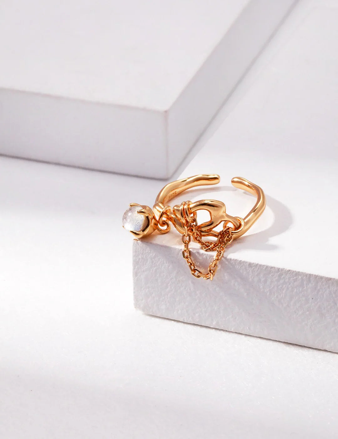 Anillo con piedra luna gris