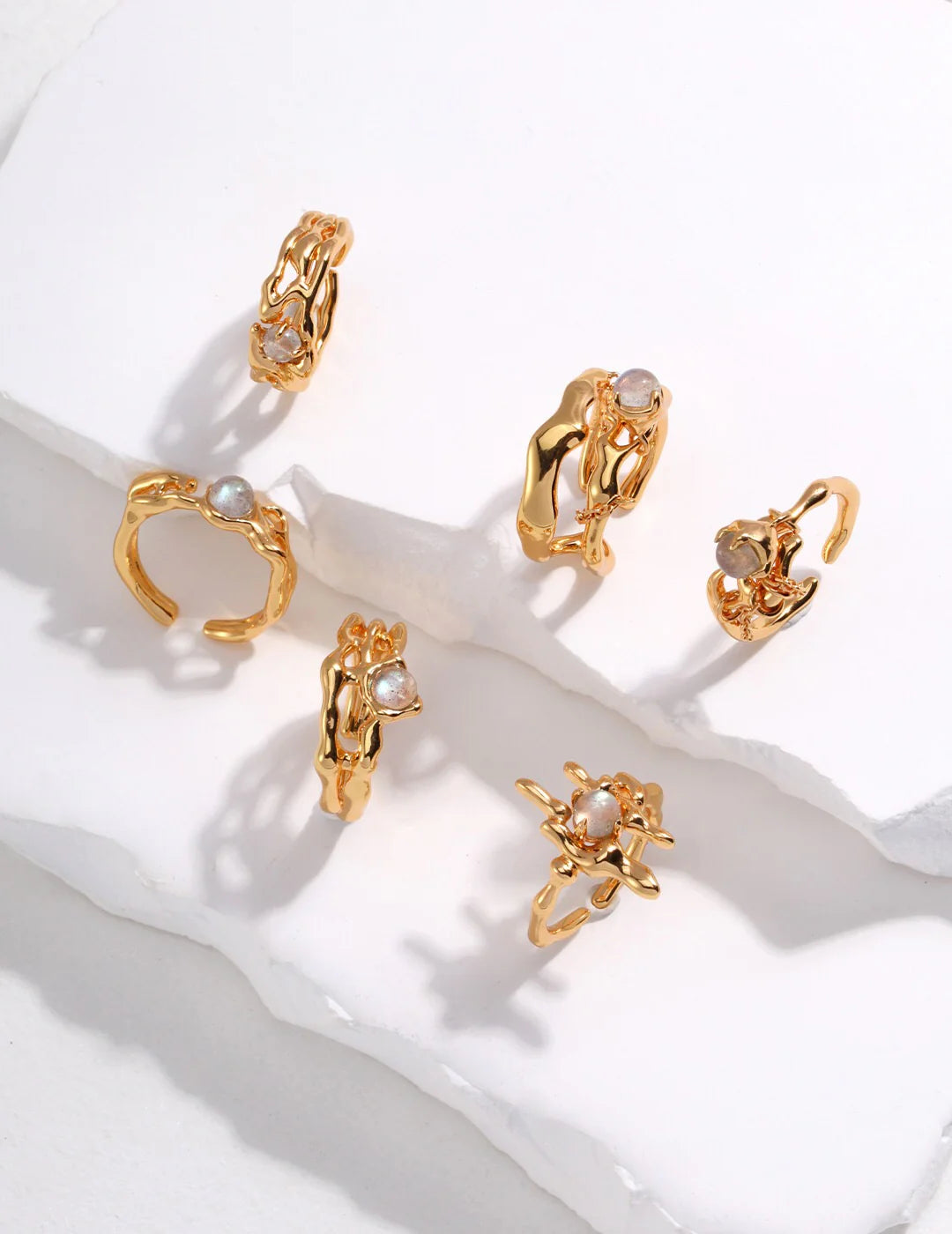 Anillo con piedra luna gris