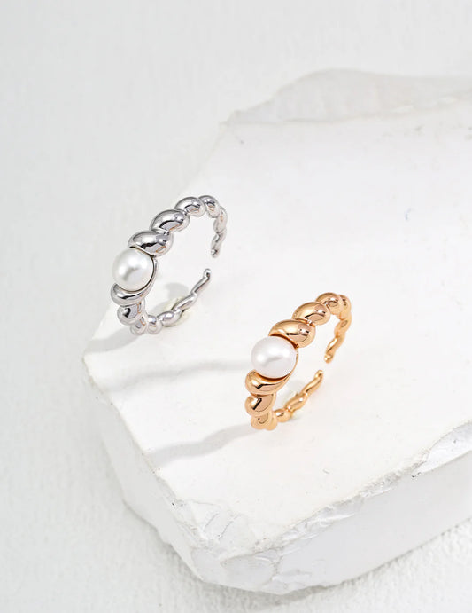 Anillo de Perla Natural con Diseño Trenzado