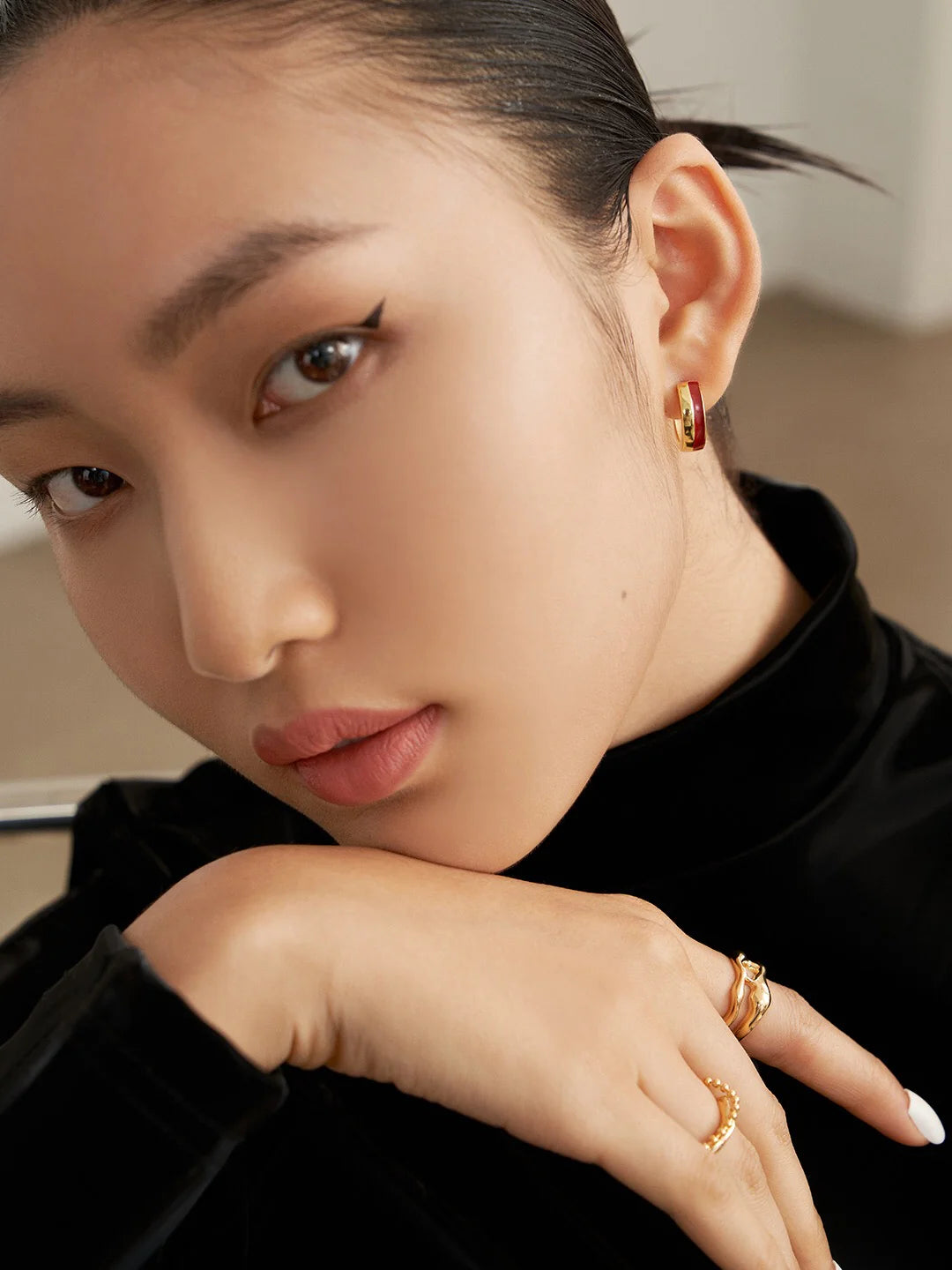 Pendientes bicolor de aro ancho con esmalte efecto goteado