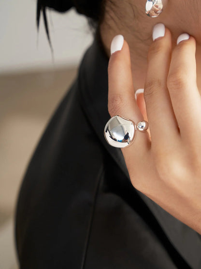 Anillo inspirado en gotas de agua con elegancia fluida