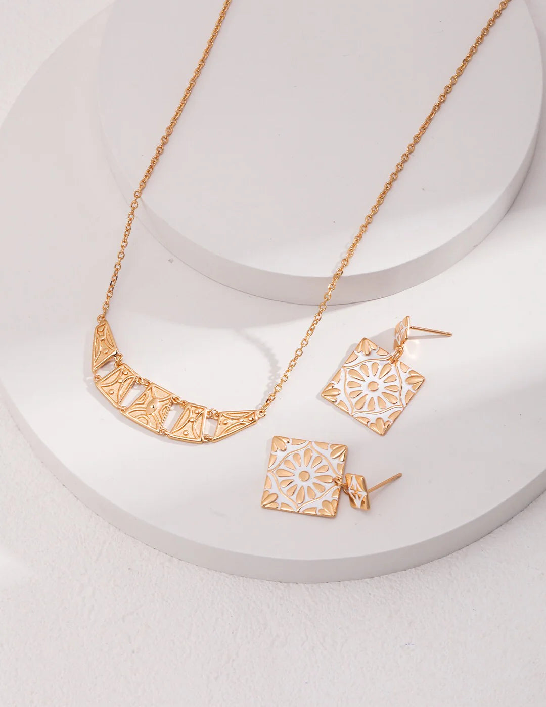 Pendientes cuadrados con esmalte efecto goteo