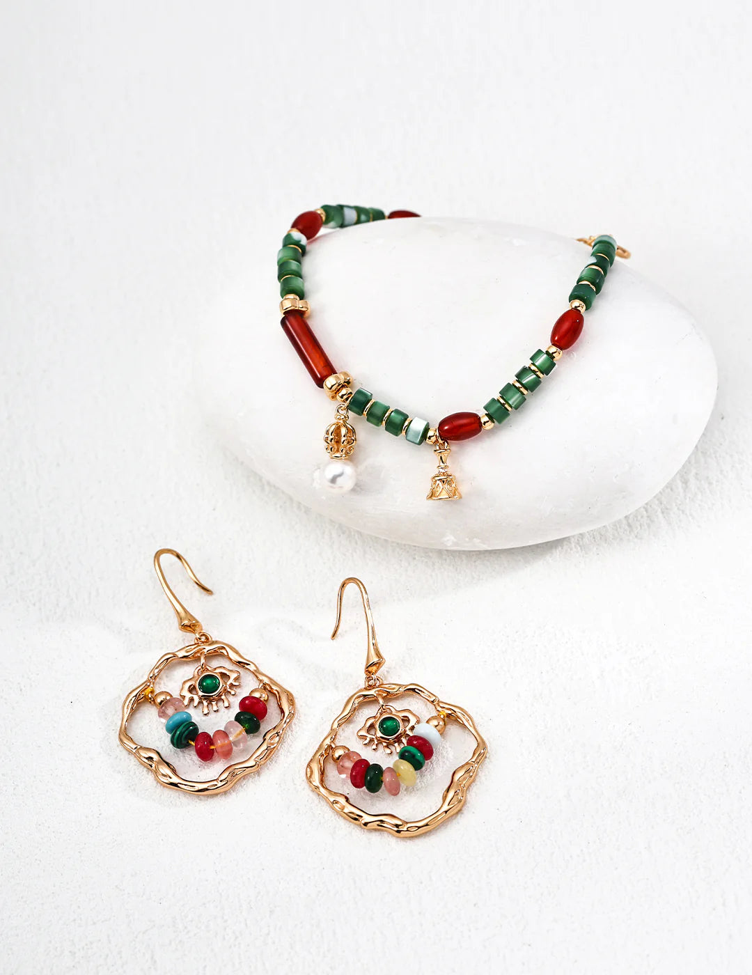 Pulsera con charms de perla, ágata y concha