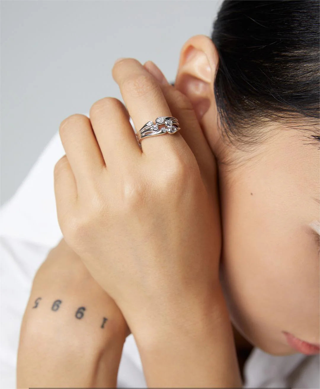 Anillo Minimalista con Circonita Apilable