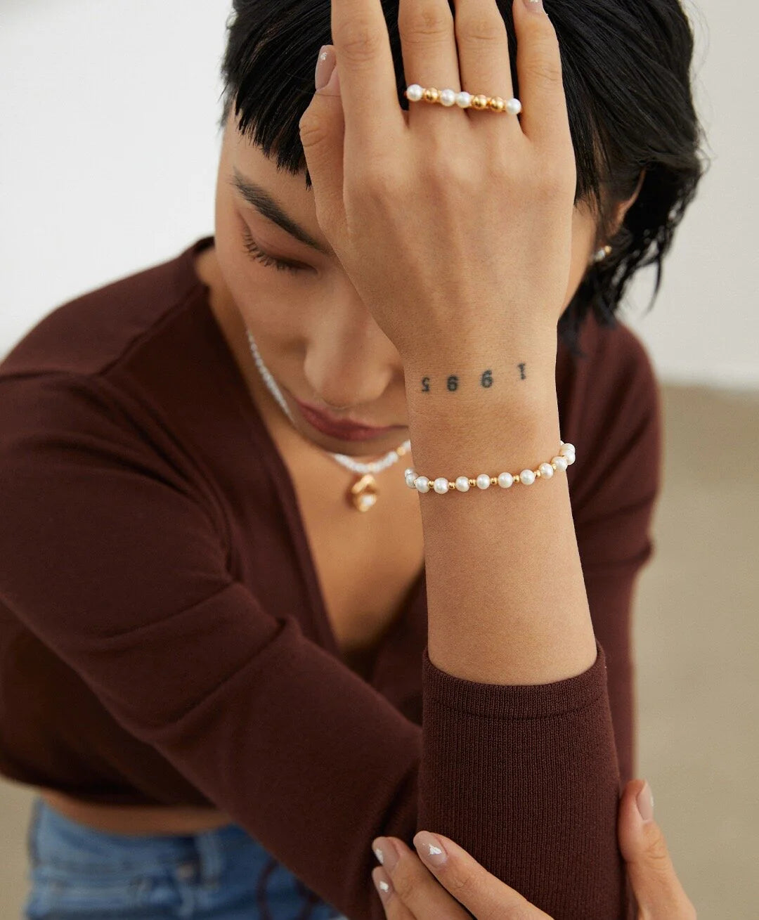 Pulsera con perla natural y cuentas decorativas