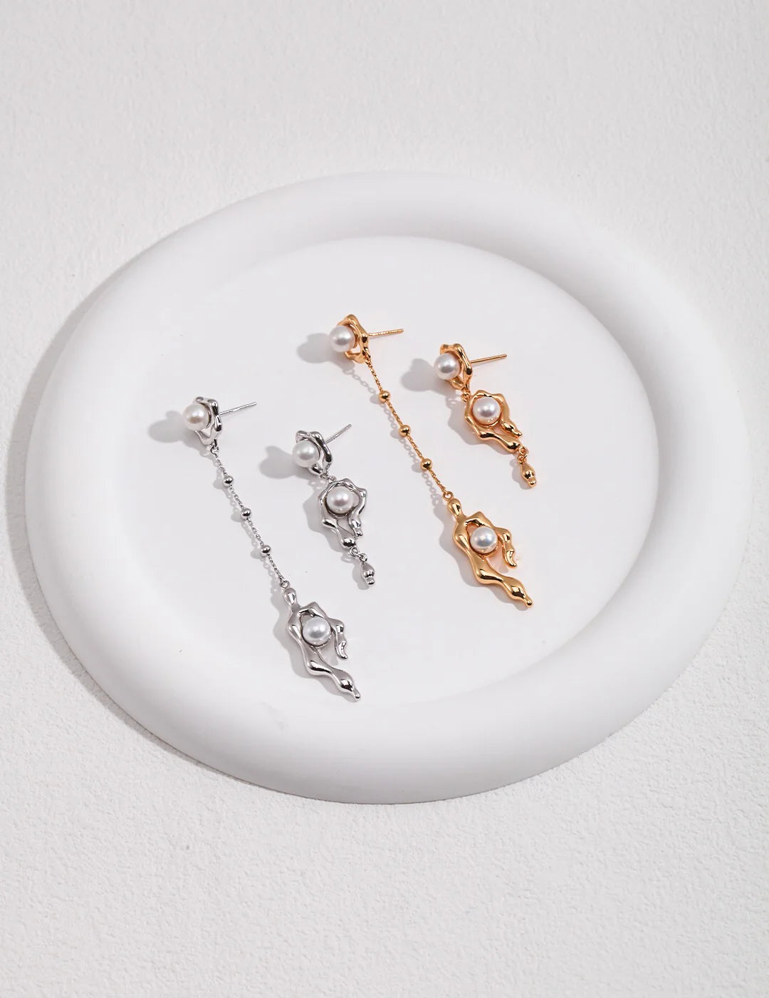 Pendientes Elegantes con Perlas Asimétricas