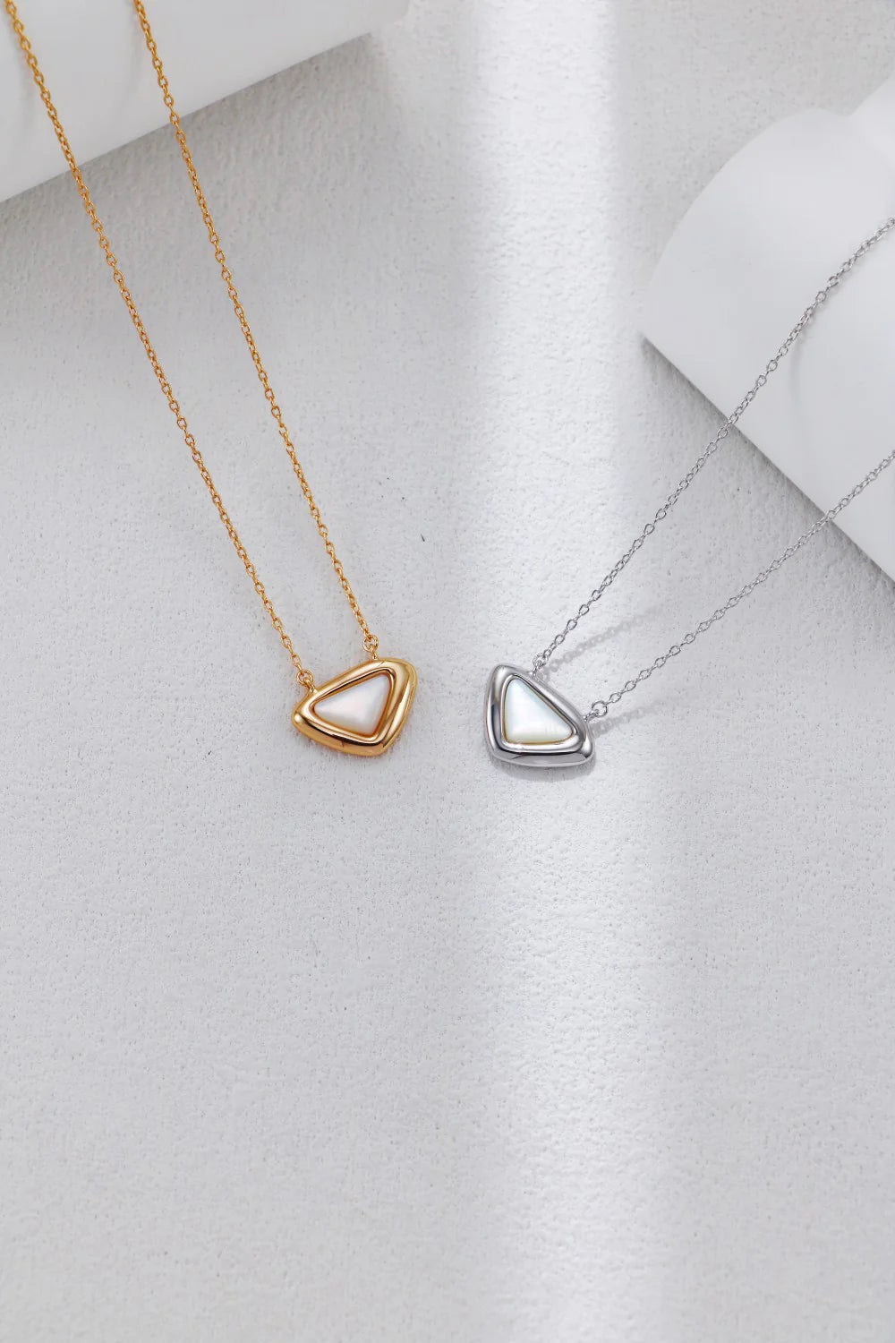 Collar de Concha Blanca con Colgante Triangular