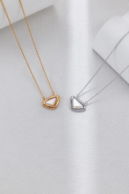 Collar de Concha Blanca con Colgante Triangular