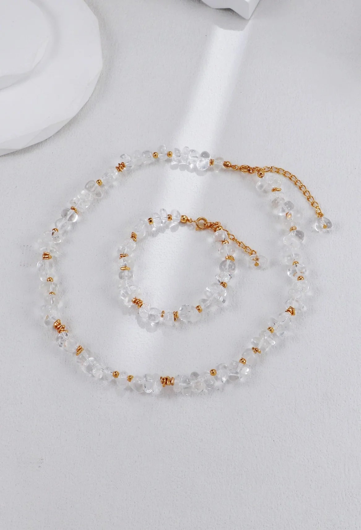 Pulsera de cuentas doradas y cristal blanco