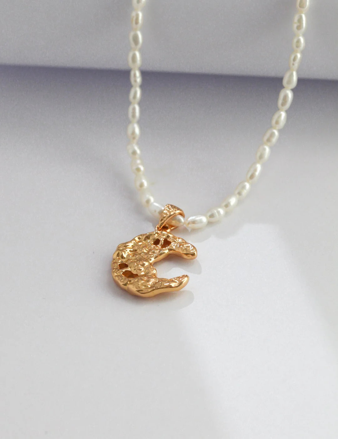 Collar con perla con forma de luna