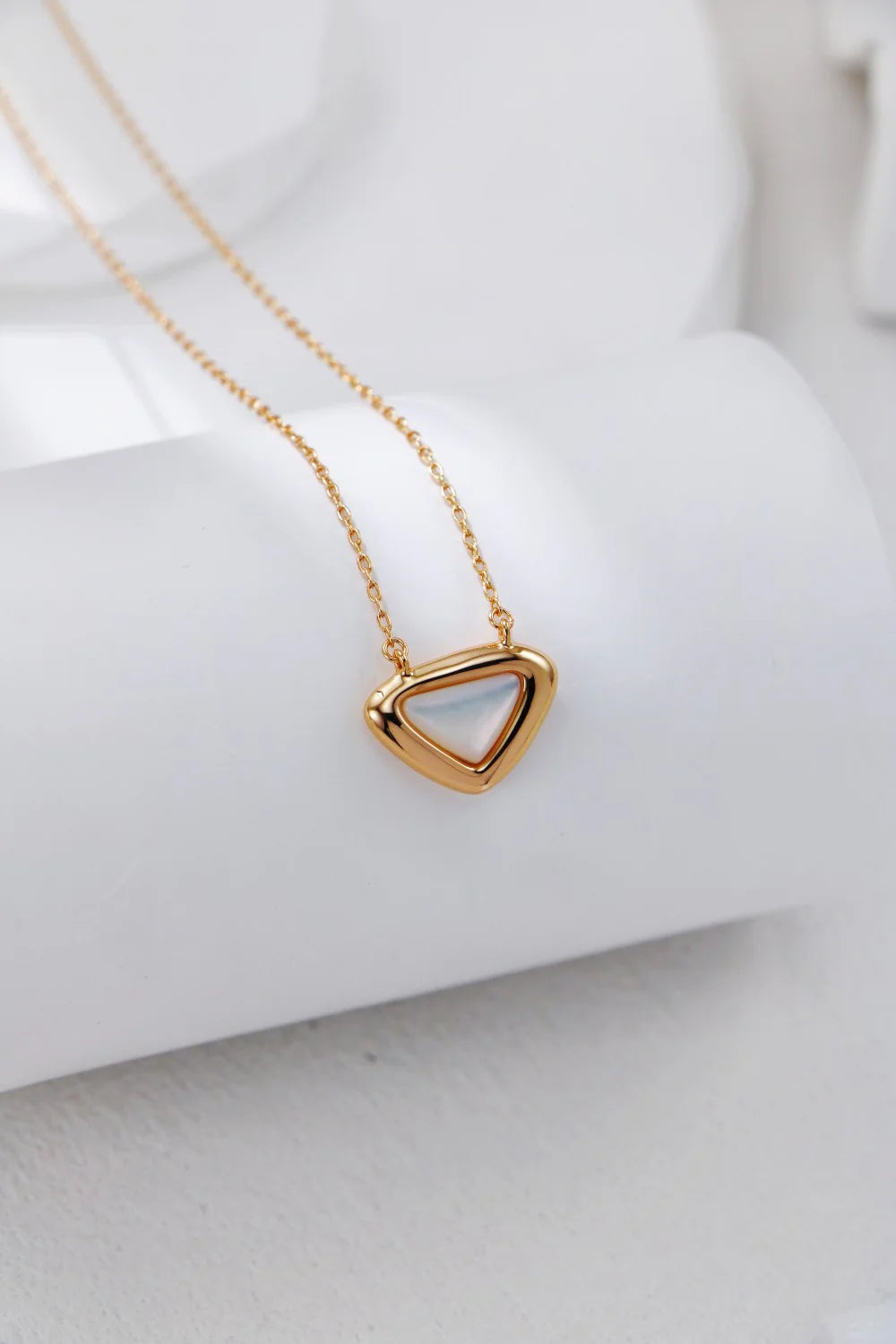 Collar de Concha Blanca con Colgante Triangular