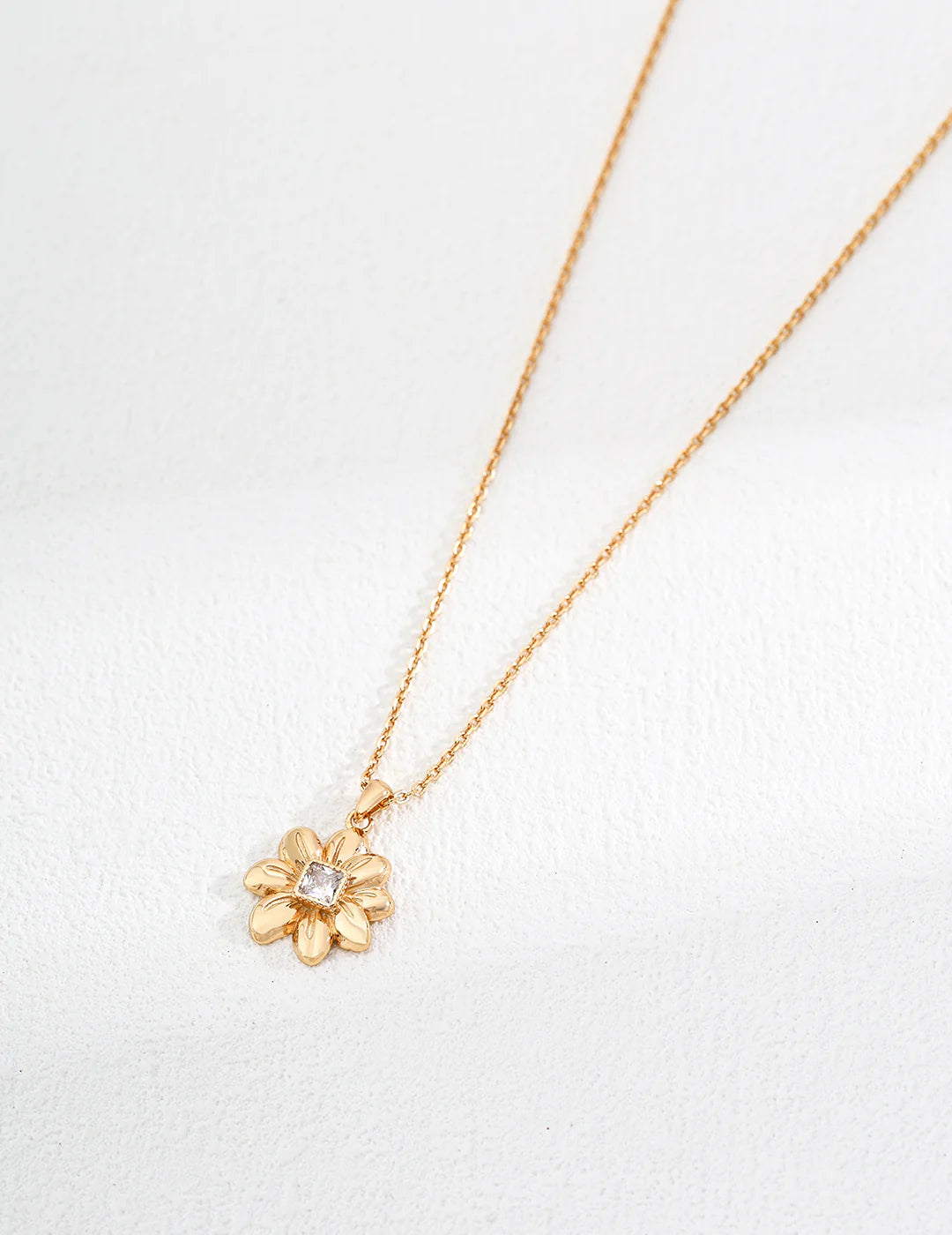 Collar con Zirconia en Forma de Flor