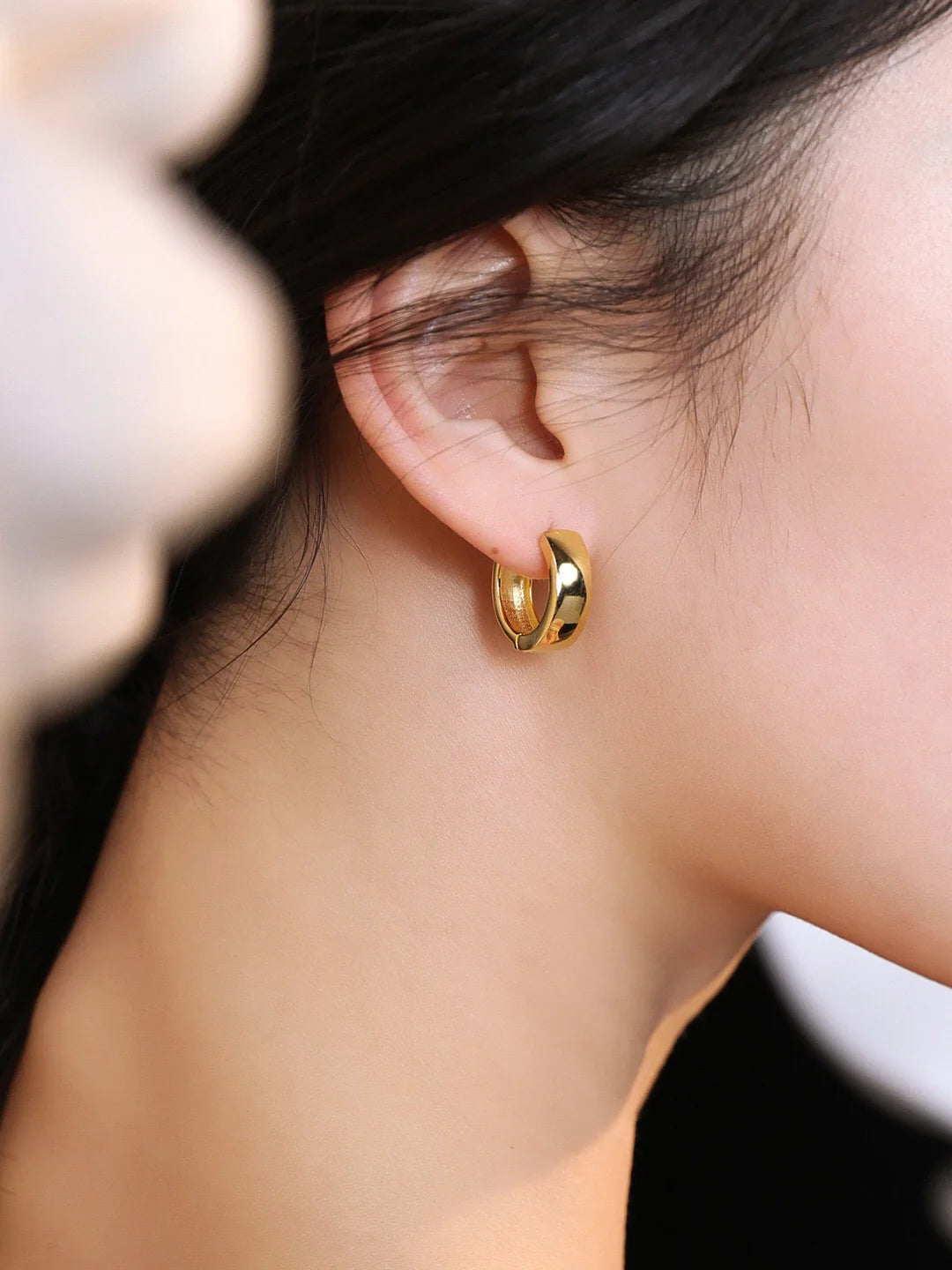 Pendientes bicolor de aro ancho con esmalte efecto goteado