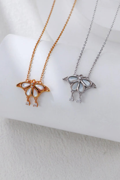 Collar con Colgante de Mariposa en Concha Blanca