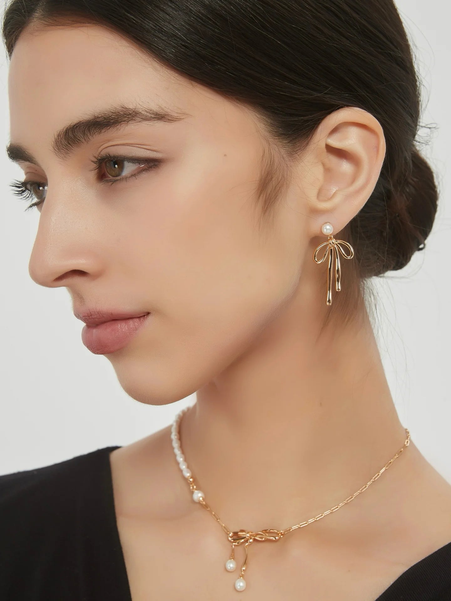 Aretes de Perla Natural con Diseño de Lazo