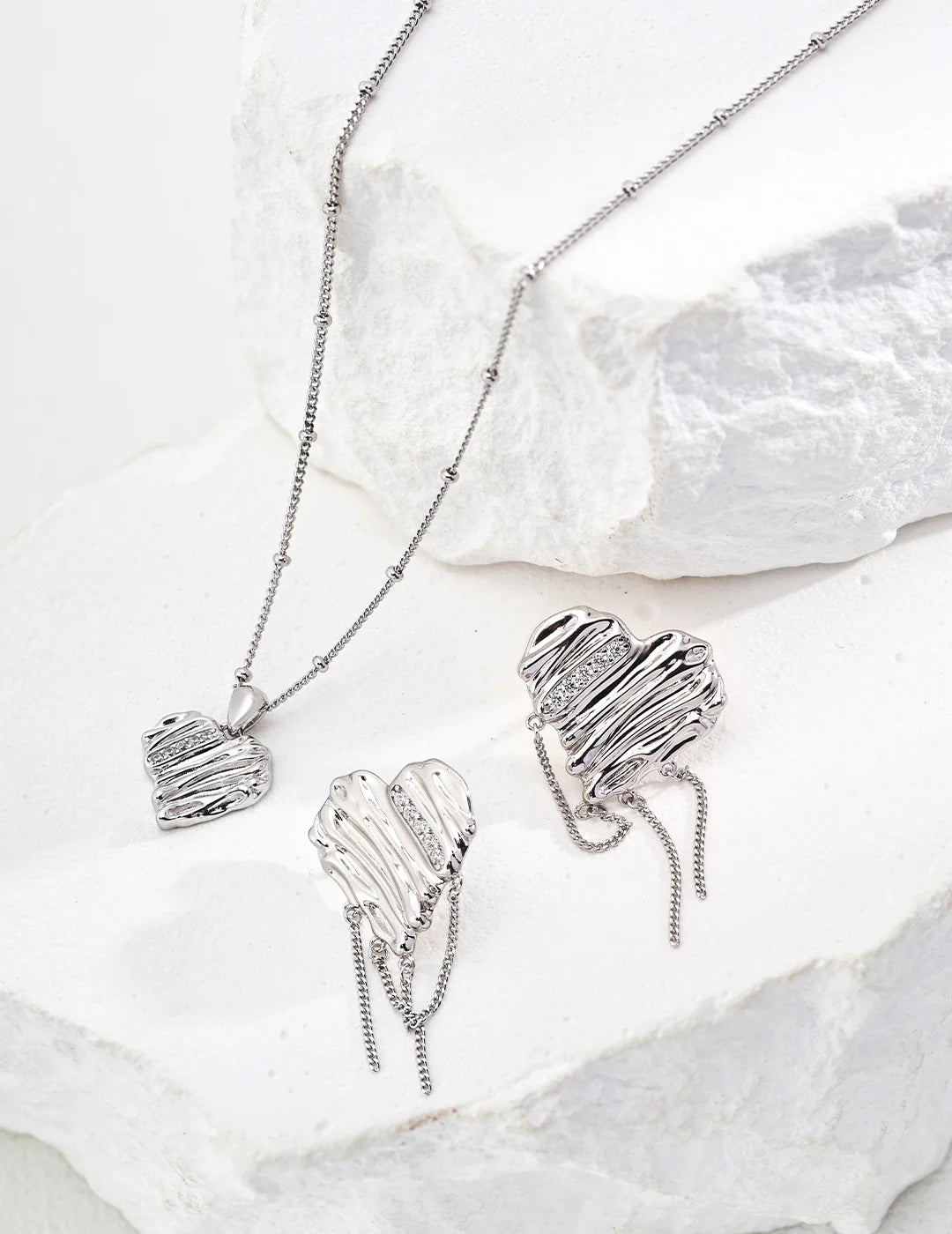 Pendientes en forma de corazón con circonita.