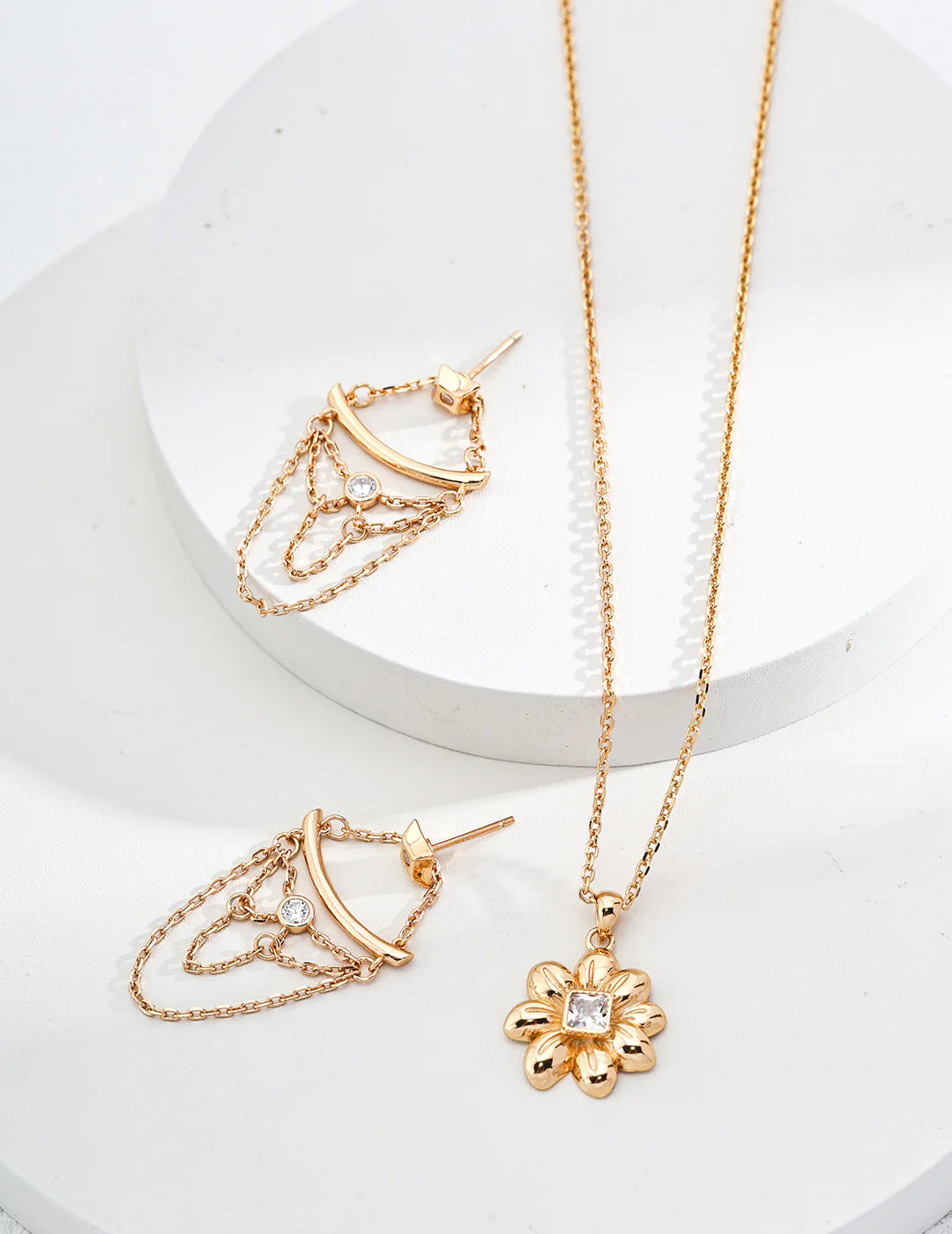 Collar con Zirconia en Forma de Flor