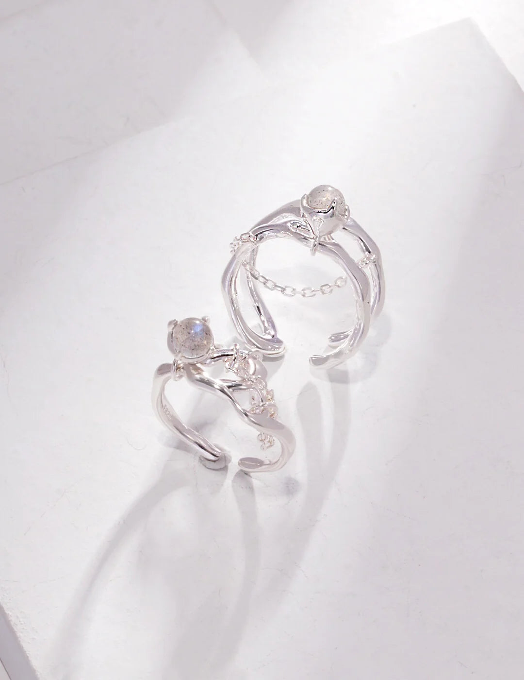 Anillo con piedra luna gris