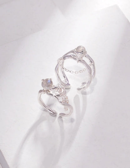 Anillo con piedra luna gris