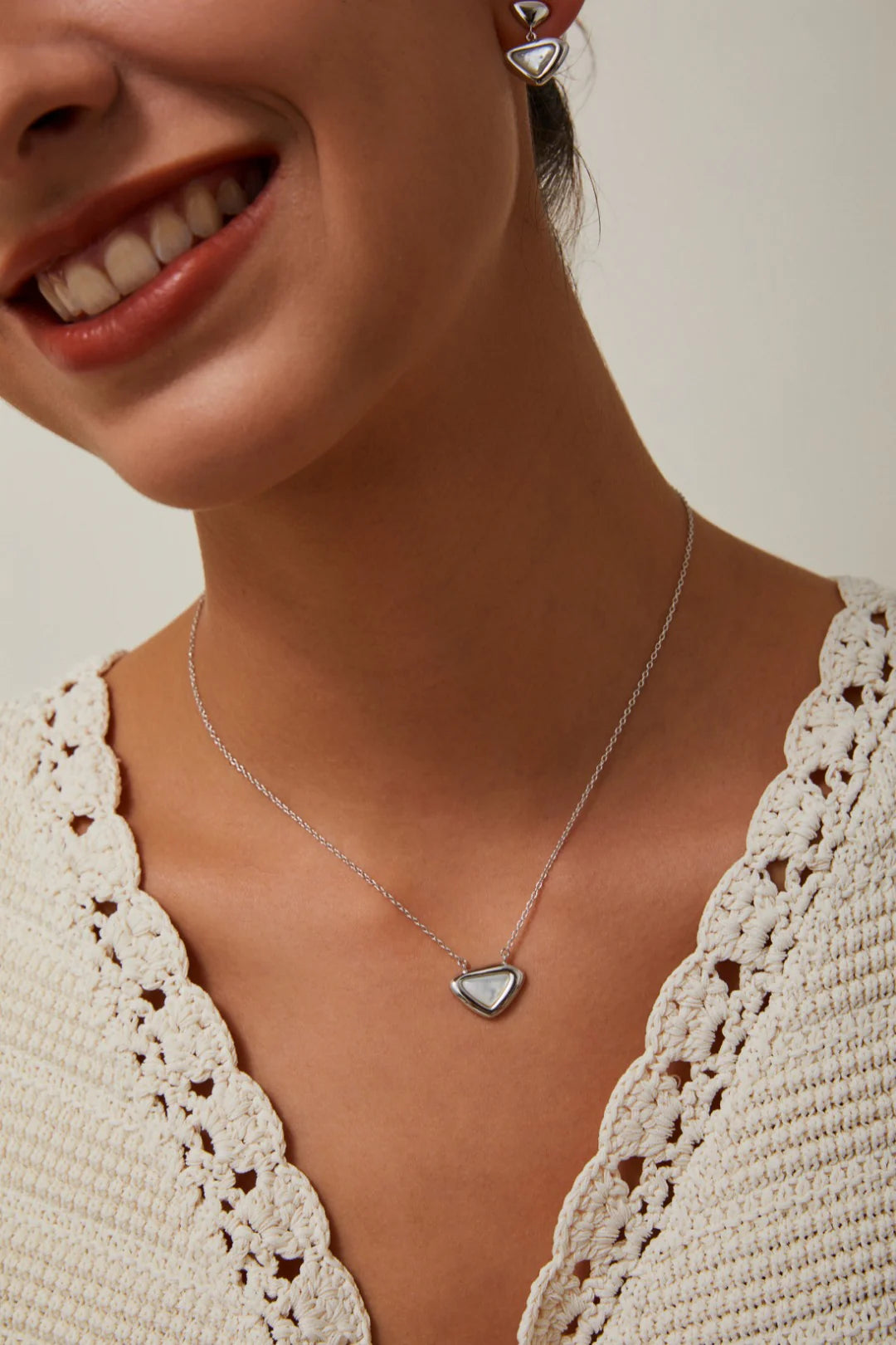 Collar de Concha Blanca con Colgante Triangular