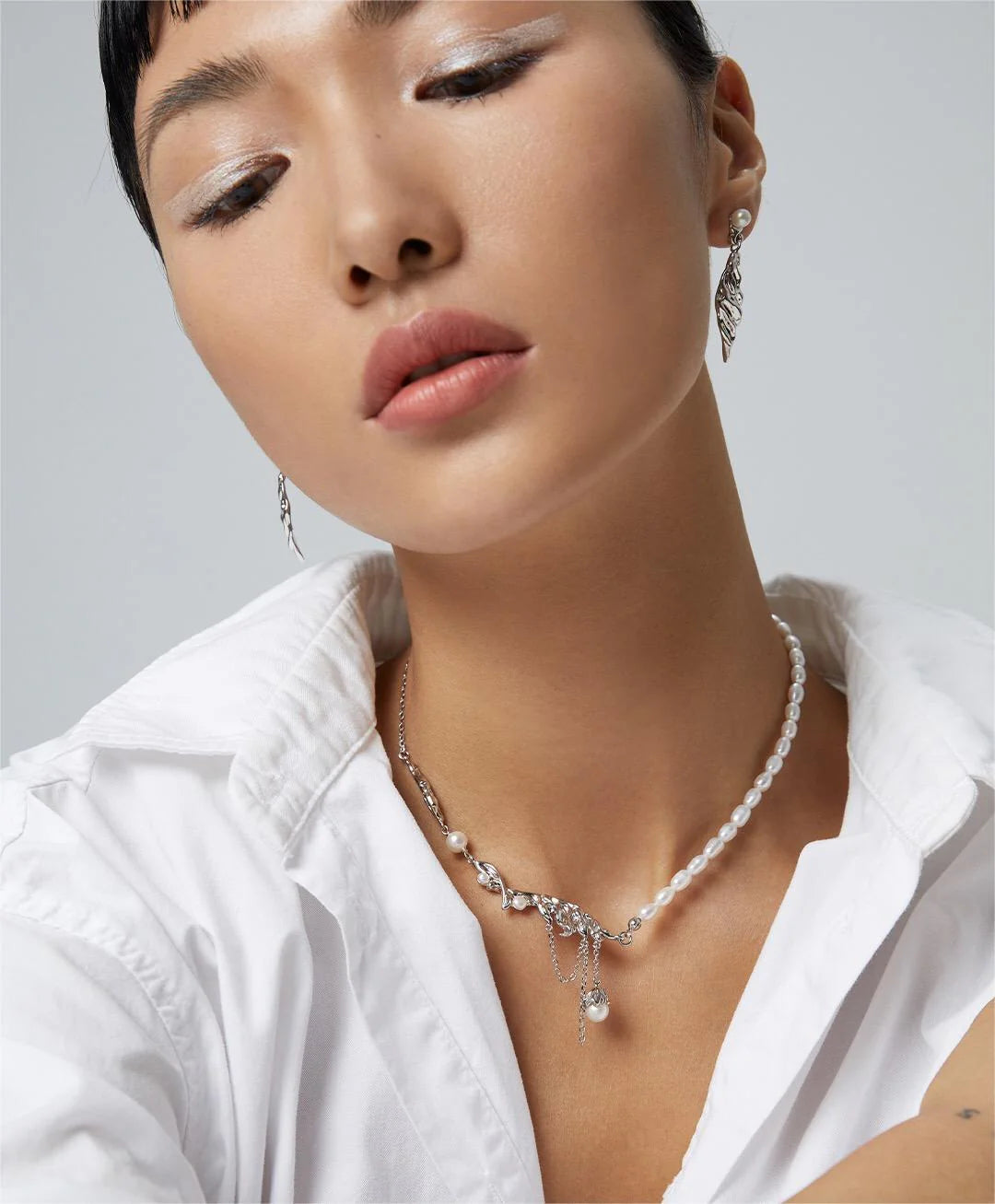 Collar de perla con colgante en forma de pluma