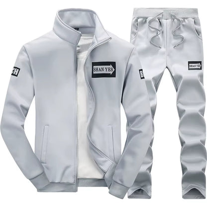 Conjunto deportivo de otoño para hombre. Sudadera y pantalón a juego, con diseño patchwork, cuello alto y capucha.