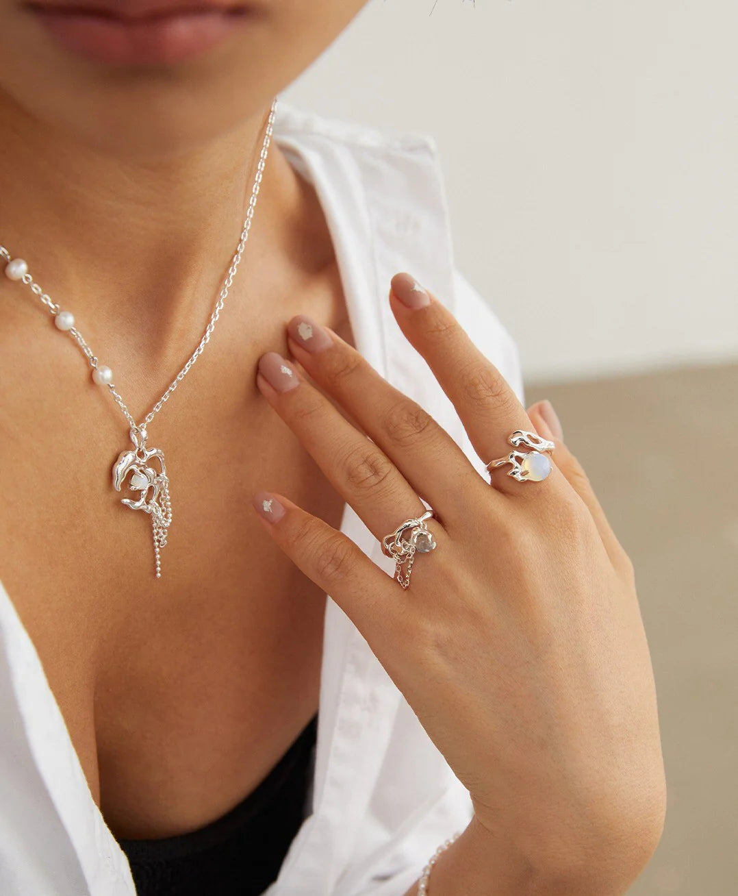 Anillo con piedra luna gris