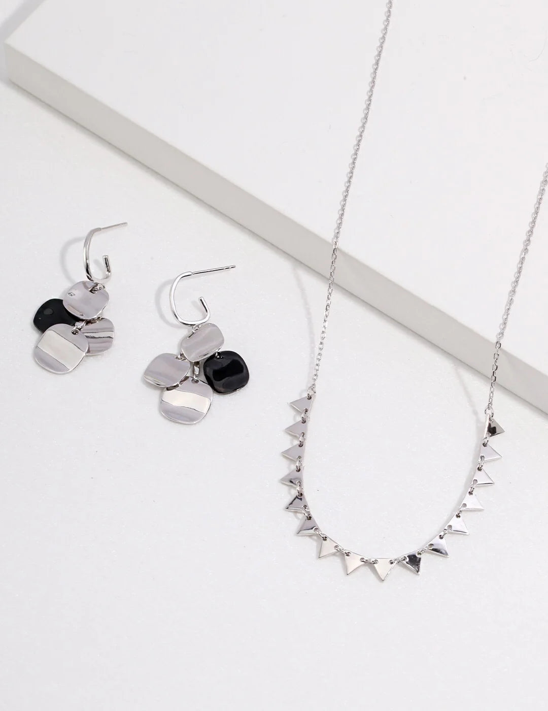 Pendientes Geométricos con Brillo en Capas