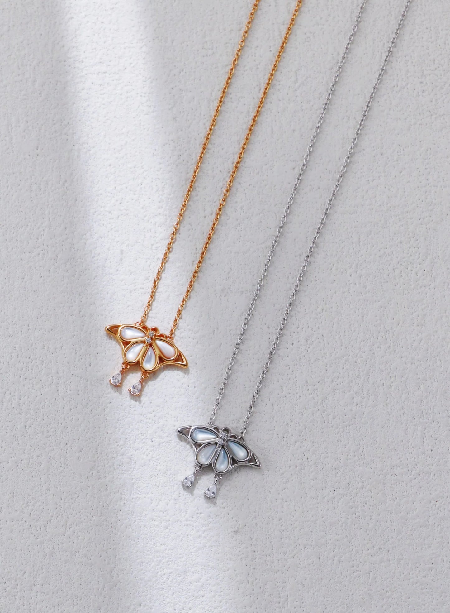 Collar con Colgante de Mariposa en Concha Blanca