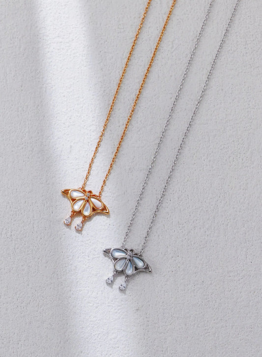 Collar con Colgante de Mariposa en Concha Blanca