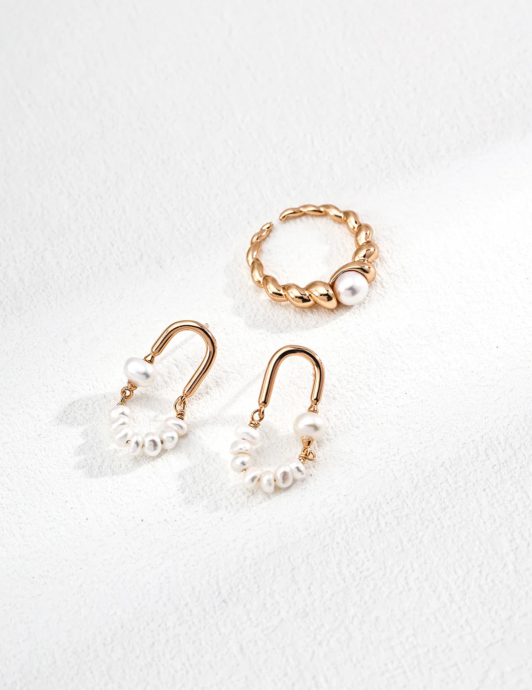 Pendientes de perla natural a la moda