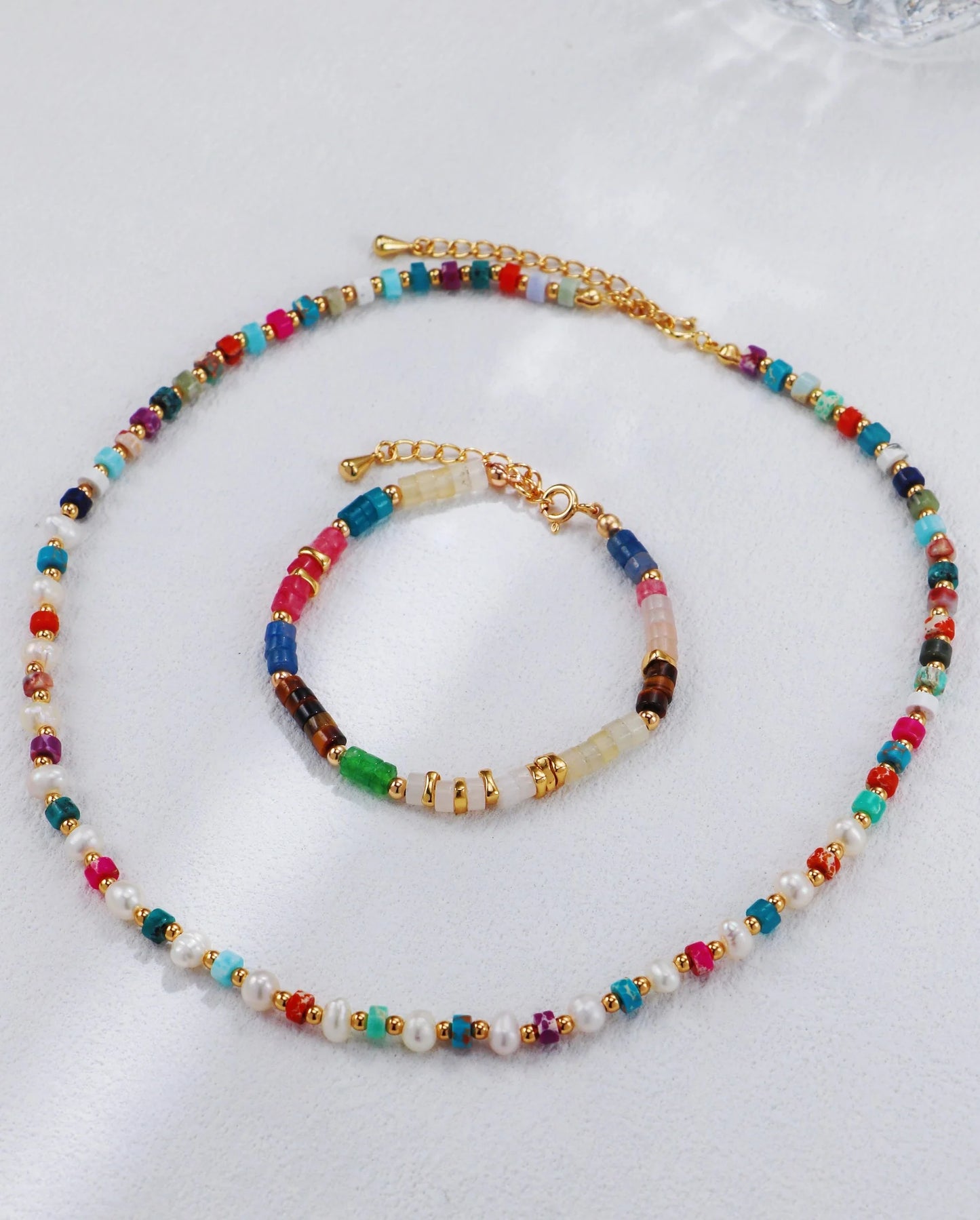 Collar de perlas con piedras de colores (arcoíris)