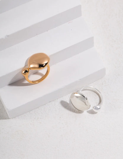 Anillo inspirado en gotas de agua con elegancia fluida