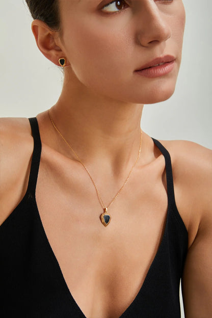 Collar con colgante escudo de ónix negro