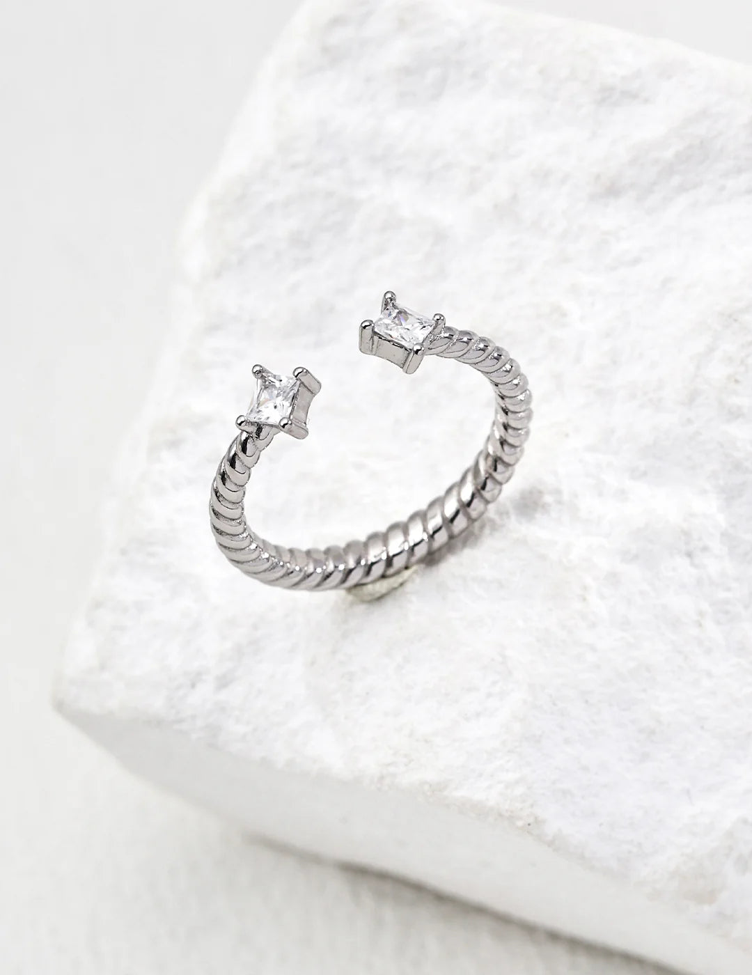 Anillo minimalista ajustable con circonita