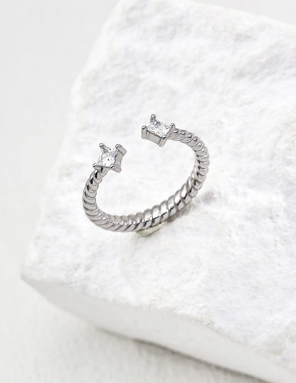 Anillo minimalista ajustable con circonita