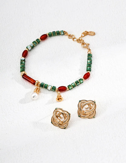 Pulsera con charms de perla, ágata y concha