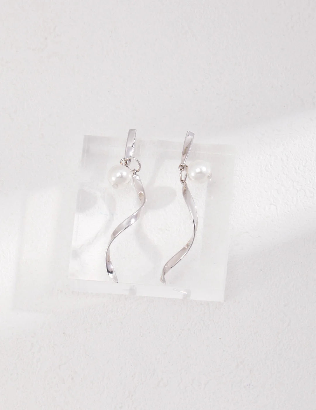 Pendientes vintage geométricos en espiral con perla