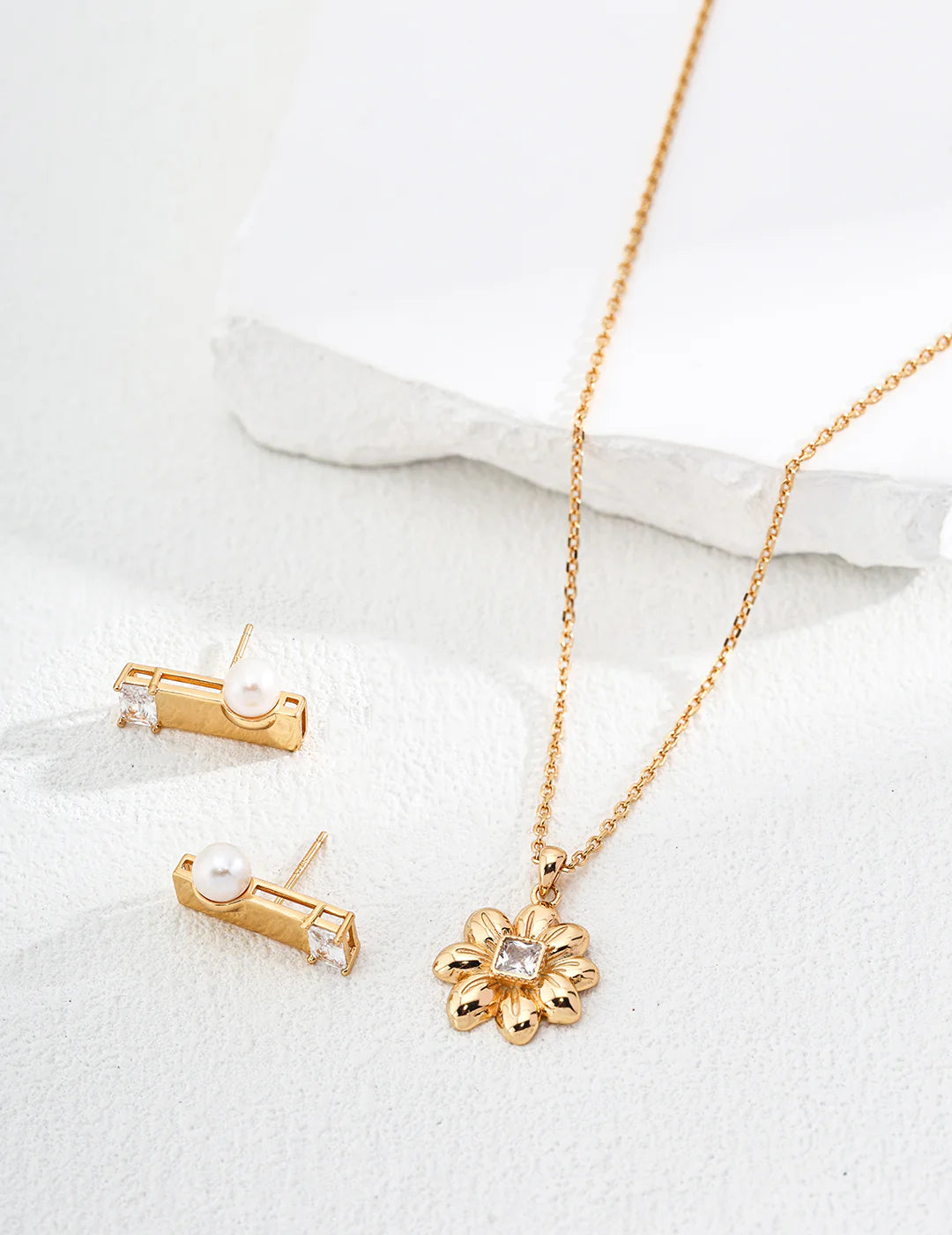 Collar con Zirconia en Forma de Flor