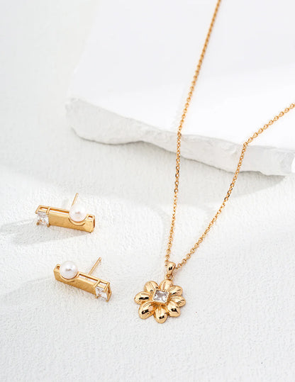 Collar con Zirconia en Forma de Flor
