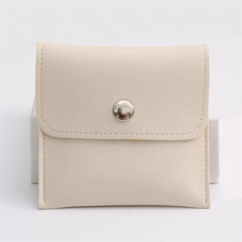 Collar de Concha Blanca con Colgante Triangular